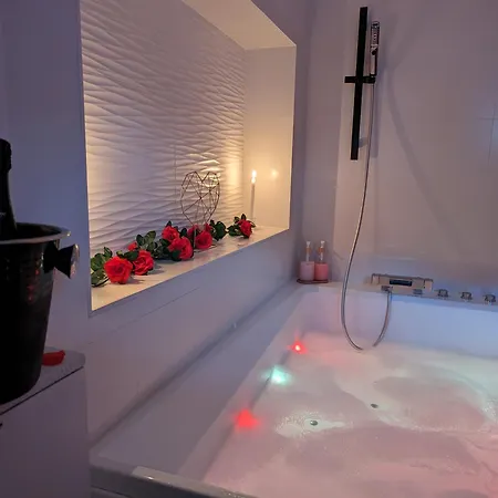 Love Room Perpignan Jacuzzi & Ambiance Romantique Villeneuve-de-la-Raho Exterior photo